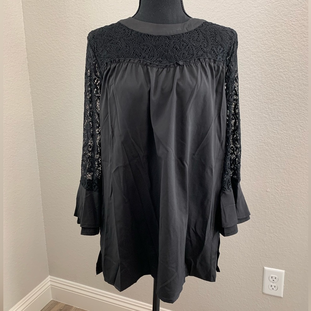 NWT Zanzea Black top with lace design on sleeves and top of blouse - Size large